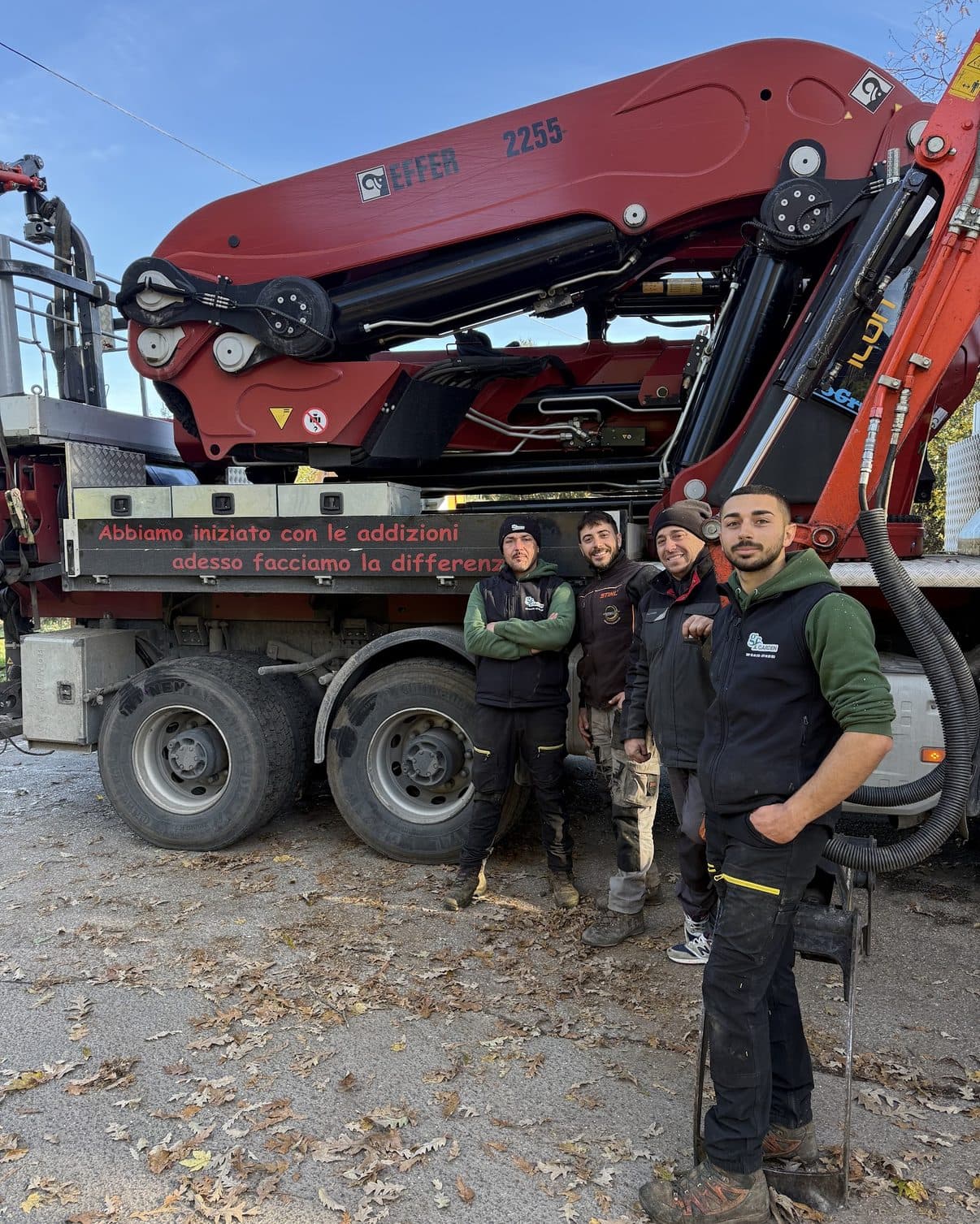 La squadra di GF Garden davanti all’autocarro con la gru montata, prima di un intervento