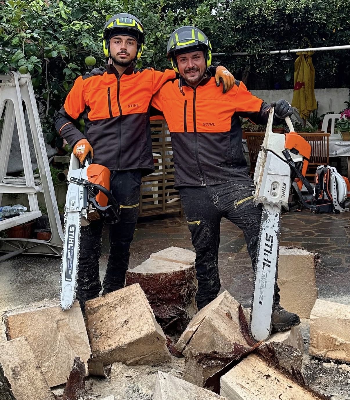 Gianluca e Federico con le motoseghe, a fine abbattimento
